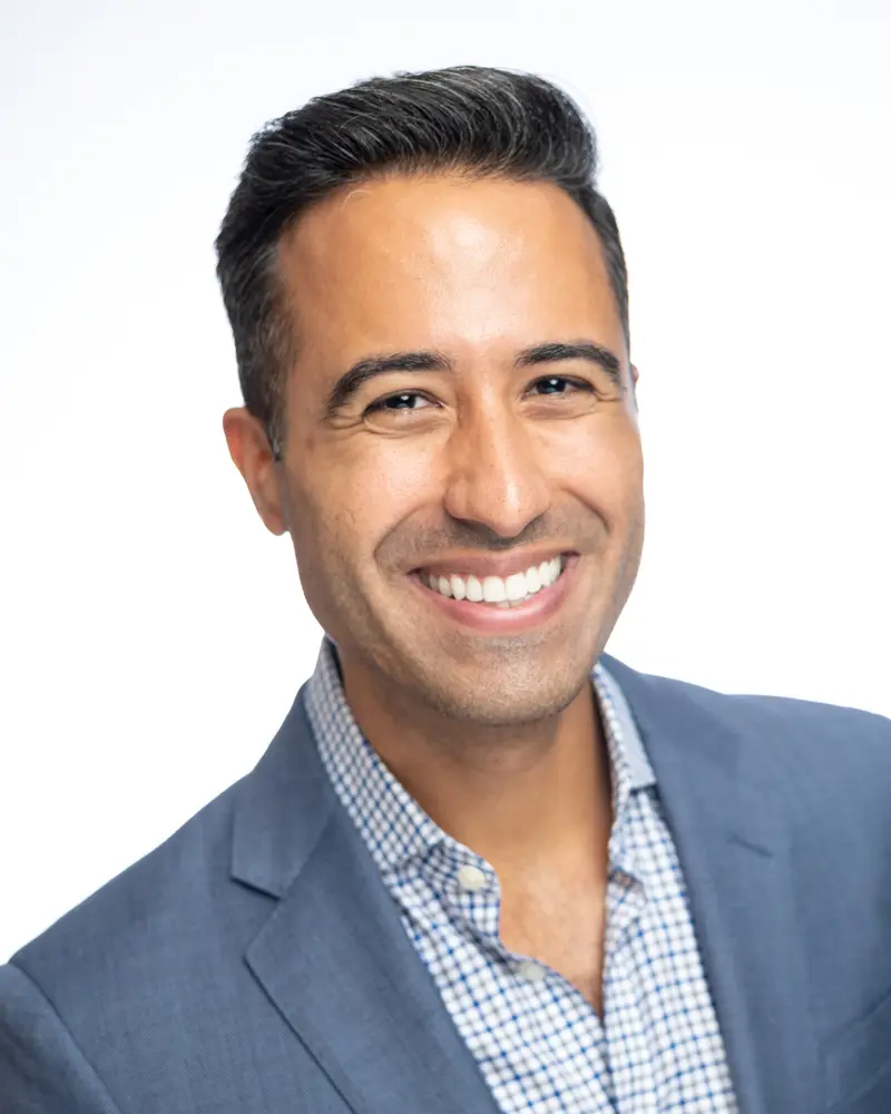 Yordano Lopez, bilingual money coach offering coaching in English and Spanish